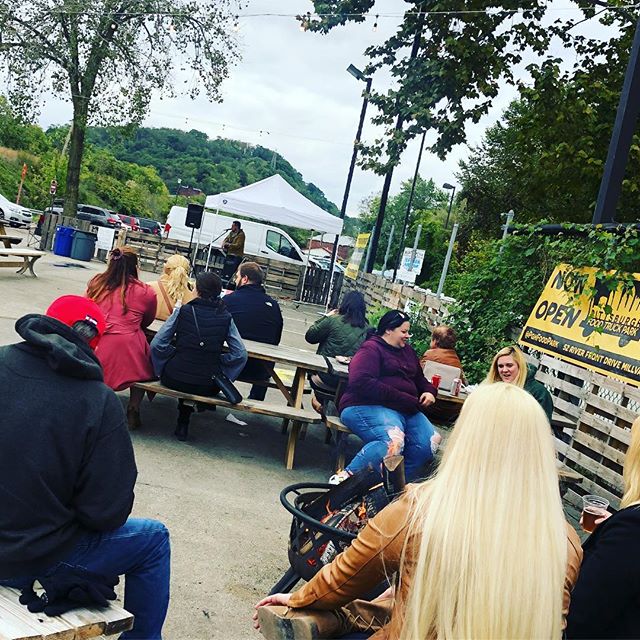 Live music, beer and food is the recipe for a good Saturday 🍁👌🏻🍁